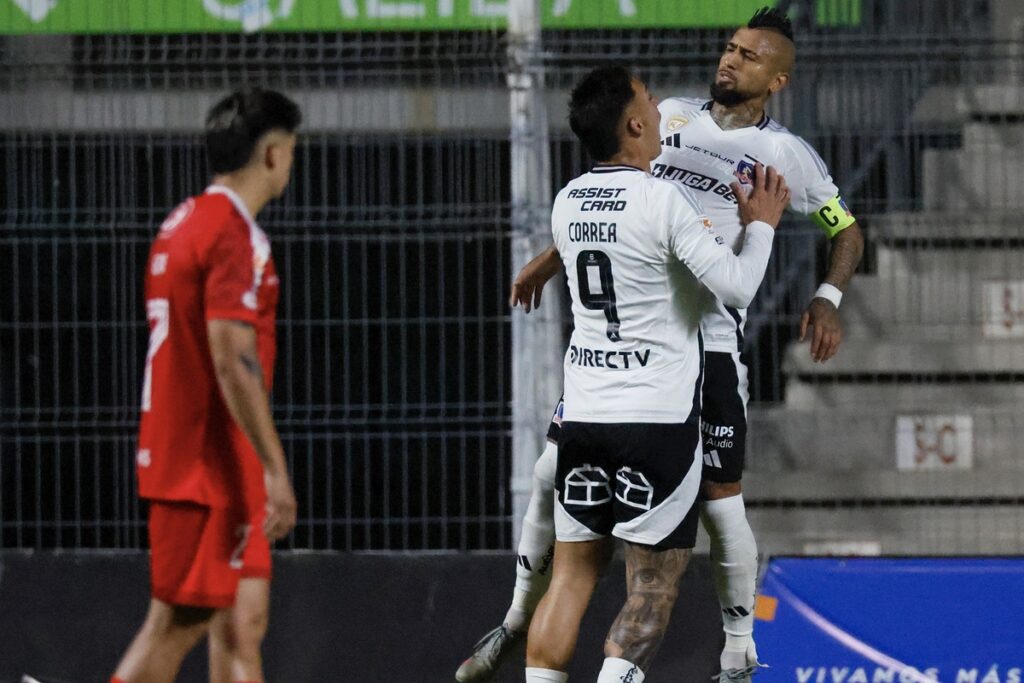 Correa y Vidal celebrando un gol ante Calera.