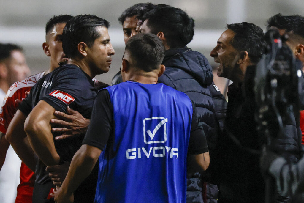 Futbol, Union La Calera vs Colo Colo.
Fecha 13, Liga de Primera 2025.
El entrenador de Union La Calera Walter Lemma, derecha, discute con el arbitro Benjamin Saravia tras un partido de primera division contra Colo Colo disputado en el estadio Nicolas Chahuan de La Calera, Chile.
01/06/2025
Andres Pina/Photosport

Football, Union La Calera vs Colo Colo.
13th turn, First division League.
Union La Calera head coach Walter Lemma, right, argues with referee Benjamin Saravia after a first division match against Colo Colo at the Nicolas Chahuan stadium in La Calera, Chile.
01/06/2025
Andres Pina/Photosport