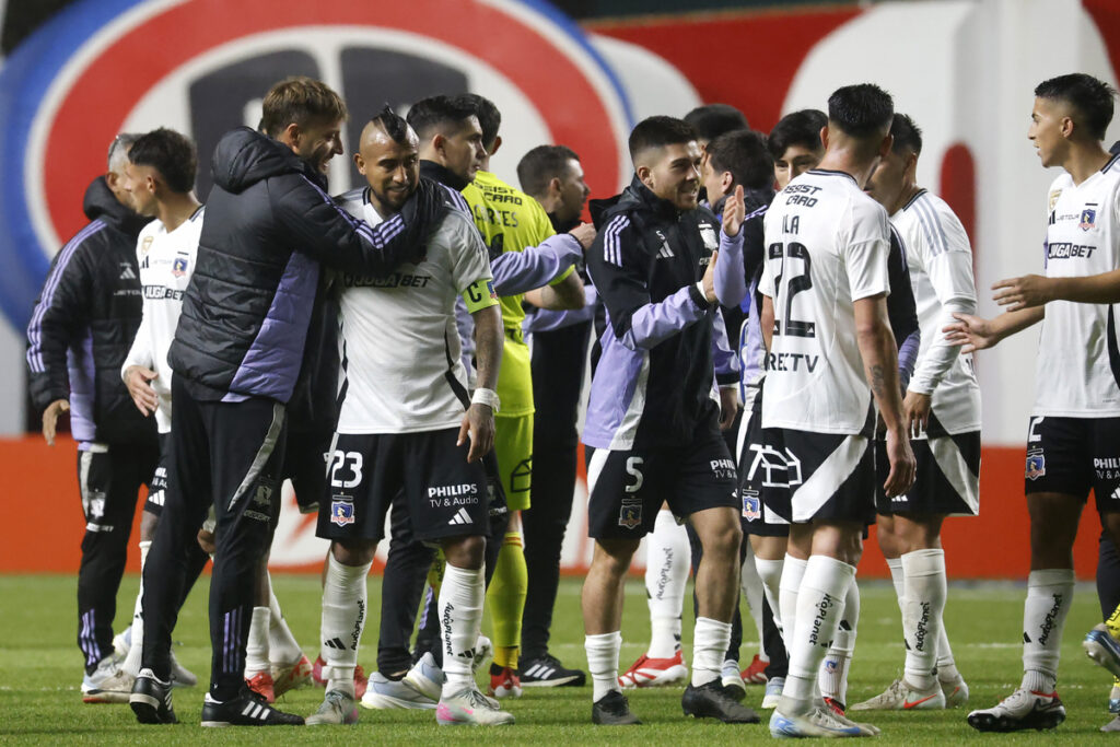 Jugadores de Colo-Colo abrazados tras derrotar a Unión La Calera.