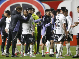 Jugadores de Colo-Colo abrazados tras derrotar a Unión La Calera.