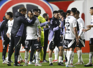 Jugadores de Colo-Colo abrazados tras derrotar a Unión La Calera.