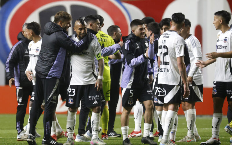 Jugadores de Colo-Colo abrazados tras derrotar a Unión La Calera.