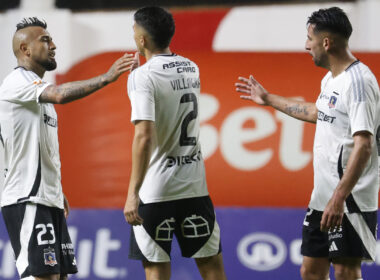 Jugadores de Colo-Colo saludándose durante un partido.