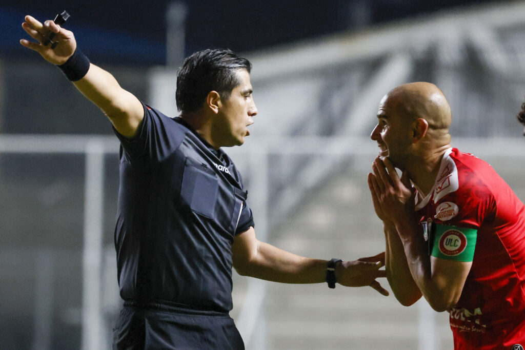 Futbol, Union La Calera vs Colo Colo. Fecha 13, Liga de Primera 2025. El jugador de Union La Calera Sebastian Saez, derecha, discute con el arbitro Benjamin Saravia durante un partido de primera division contra Colo Colo disputado en el estadio Nicolas Chahuan de La Calera, Chile. 01/06/2025 Andres Pina/Photosport Football, Union La Calera vs Colo Colo. 13th turn, First division League. Union La Calera player Sebastian Saez, right, argues with referee Benjamin Saravia during a first division match against Colo Colo at the Nicolas Chahuan stadium in La Calera, Chile. 01/06/2025 Andres Pina/Photosport