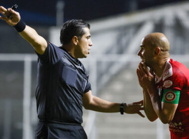 Futbol, Union La Calera vs Colo Colo. Fecha 13, Liga de Primera 2025. El jugador de Union La Calera Sebastian Saez, derecha, discute con el arbitro Benjamin Saravia durante un partido de primera division contra Colo Colo disputado en el estadio Nicolas Chahuan de La Calera, Chile. 01/06/2025 Andres Pina/Photosport Football, Union La Calera vs Colo Colo. 13th turn, First division League. Union La Calera player Sebastian Saez, right, argues with referee Benjamin Saravia during a first division match against Colo Colo at the Nicolas Chahuan stadium in La Calera, Chile. 01/06/2025 Andres Pina/Photosport