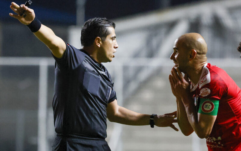 , Union La Calera vs Colo Colo. Fecha 13, Liga de Primera 2025. El jugador de Union La Calera Sebastian Saez, derecha, discute con el arbitro Benjamin Saravia durante un partido de primera division contra Colo Colo disputado en el estadio Nicolas Chahuan de La Calera, Chile. 01/06/2025 Andres Pina/Photosport VAR