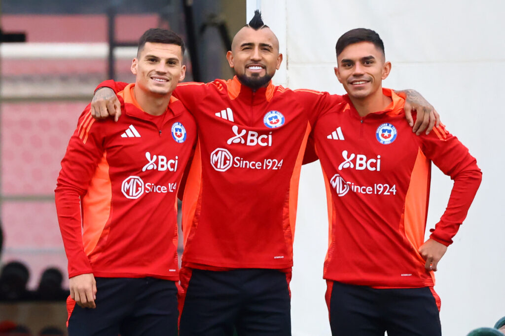 Lucas Cepeda, Arturo Vidal y Vicente Pizarro durante un entrenamiento de la Selección Chilena.