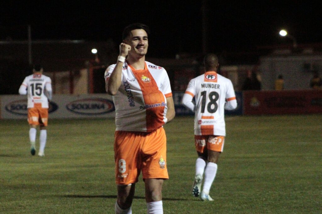 Jugador de Cobresal celebra su gol.