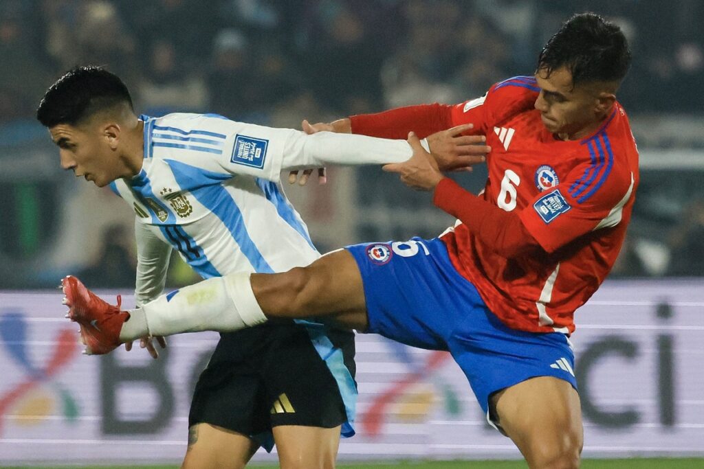 Pizarro disputando un balón contra Argentina.