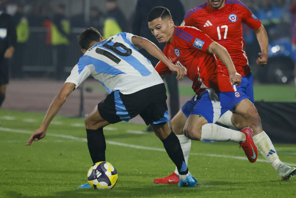 Lucas Cepeda contra Nahuel Molina en duelo de Chile vs Argentina.