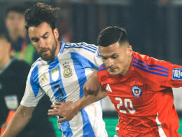 Lucas Cepeda disputando un balón contra Nicolás Tagliafico.