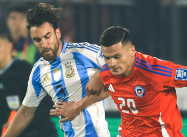 Lucas Cepeda disputando un balón contra Nicolás Tagliafico.