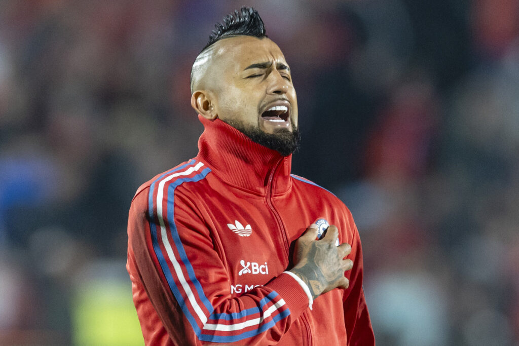 Arturo Vidal cantando el himno nacional en duelo de Chile y Argentina por las Eliminatorias Sudamericanas.