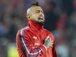 Arturo Vidal cantando el himno nacional en duelo de Chile y Argentina por las Eliminatorias Sudamericanas.
