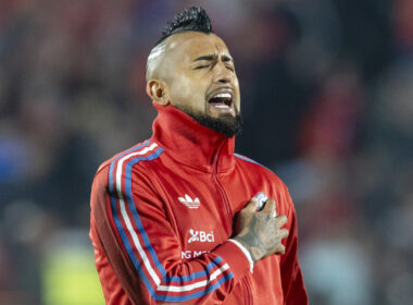 Arturo Vidal cantando el himno nacional en duelo de Chile y Argentina por las Eliminatorias Sudamericanas.