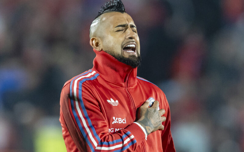 Arturo Vidal cantando el himno nacional en duelo de Chile y Argentina por las Eliminatorias Sudamericanas.