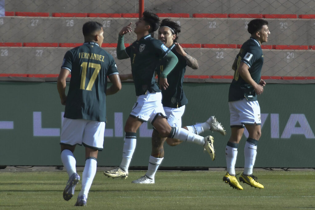 Futbol, Bolivia vs Chile
Clasificatorias al Mundial 2026.
El jugador de la seleccion Boliviana Miguel Terceros centro, celebra su gol contra Chile durante el partido clasificatorio al Mundial 2026 valido por la Fecha 16 entre Bolivia y Chile disputado en el estadio Municipal Villa Ingenio de La Paz, Bolivia.
10/06/2025
Daniel MIRANDA/APGNoticiasBo/Photosport

Football, Bolivia vs Chile
2026 World Cup Qualifiers.
BoliviaÕs player Miguel Terceros, center, celebrates after scoring against Chile during the match a 2026 World Cup qualifier, matchday 16, between Bolivia and Chile at the Municipal Villa Ingenio stadium in La Paz, Bolivia.
10/06/2025
Daniel MIRANDA/APGNoticiasBo/Photosport. Selección Chilena.