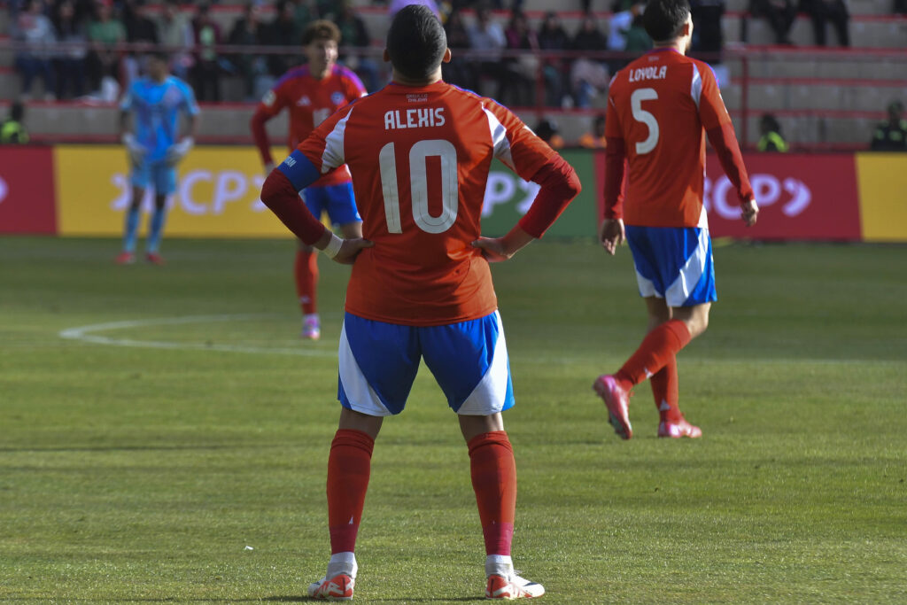 Futbol, Bolivia vs Chile Clasificatorias al Mundial 2026. El jugador de la seleccion chilena Alexis Sanchez es fotografiado durante el partido clasificatorio al Mundial 2026 valido por la Fecha 16 entre Bolivia y Chile disputado en el estadio Municipal Villa Ingenio de La Paz, Bolivia. 10/06/2025 Daniel MIRANDA/APGNoticiasBo/Photosport Football, Bolivia vs Chile 2026 World Cup Qualifiers. ChileÕs player Alexis Sanchez,is pictured during the match a 2026 World Cup qualifier, matchday 16, between Bolivia and Chile at the Municipal Villa Ingenio stadium in La Paz, Bolivia. 10/06/2025 Daniel MIRANDA/APGNoticiasBo/Photosport. Selección Chilena.