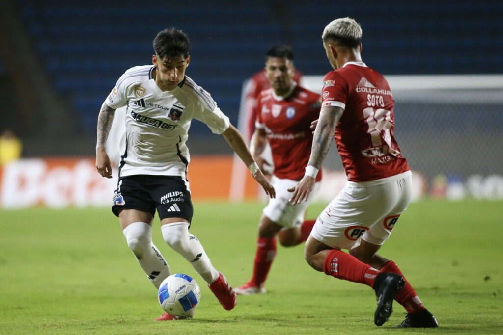 Francisco Marchant disputando un balón ante Iquique.