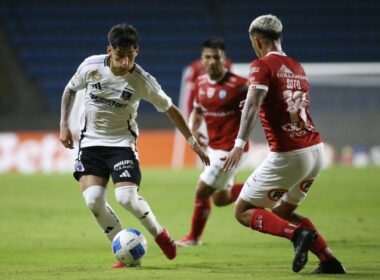 Francisco Marchant disputando un balón ante Iquique.