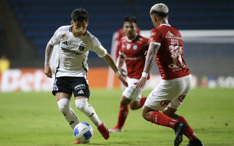 Francisco Marchant disputando un balón ante Iquique.
