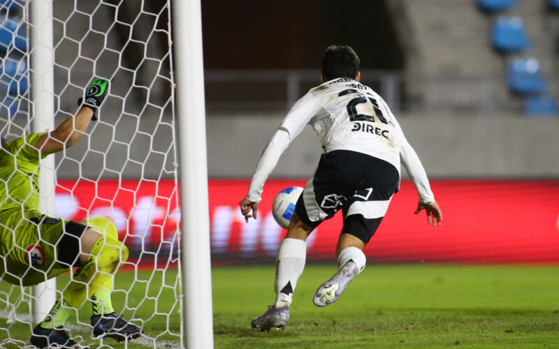 Alexander Oroz celebrando un gol por Colo-Colo frente a Deportes Iquique.