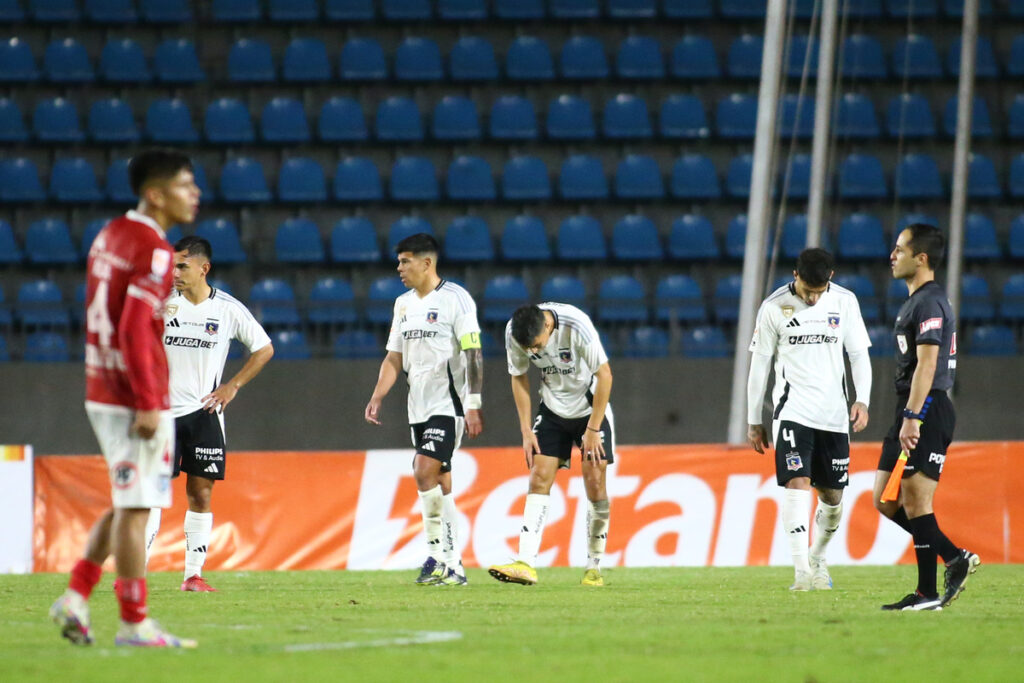 Jugadores de Colo-Colo cabizbajos durante el partido ante Deportes Iquique.