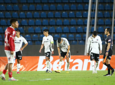 Jugadores de Colo-Colo cabizbajos durante el partido ante Deportes Iquique.