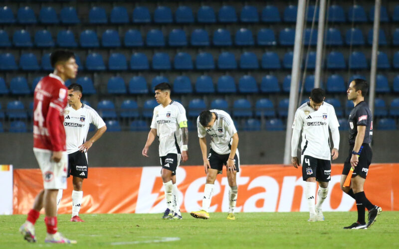 Jugadores de Colo-Colo cabizbajos durante el partido ante Deportes Iquique.