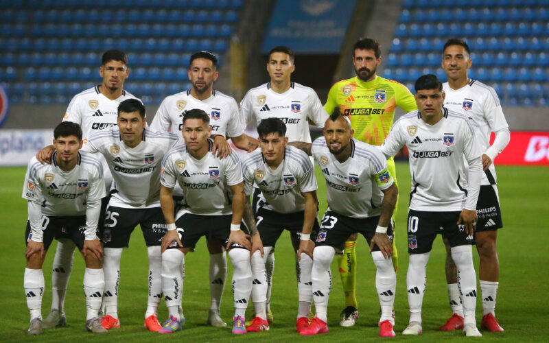 Futbol, Deportes Iquique vs Colo Colo. Fecha 8, Liga de Primera 2025. Los jugadores de Colo Colo posan a los fotografos antes del partido de primera division disputado en el estadio Tierra de Campeones de Iquique, Chile. 12/06/2025 Alex Diaz/Photosport Soccer, Deportes Iquique vs Colo Colo. Date 8, Liga de Primera 2025. Colo Colo Colo players pose to photographers before the first division match played at the Tierra de Campeones stadium in Iquique, Chile. 12/06/2025 Alex Diaz/Photosport