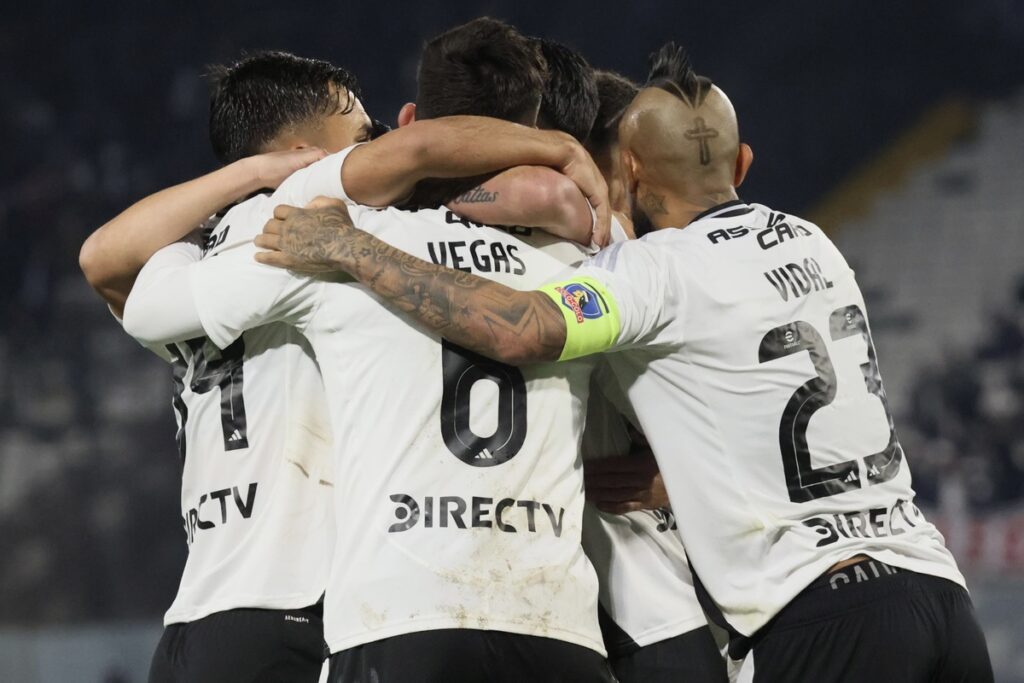 Jugadores de Colo-Colo celebrando.