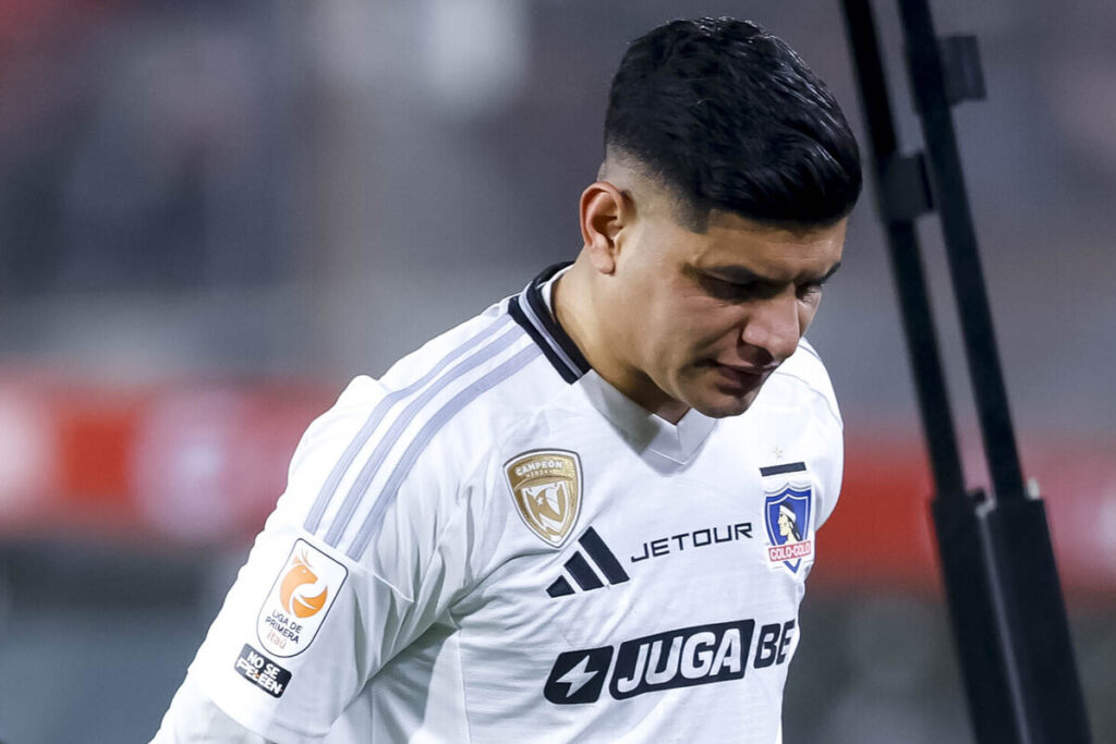 Primer plano de Claudio Aquino cabizbajo con la camiseta de Colo-Colo.