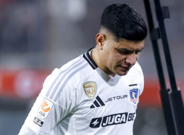 Primer plano de Claudio Aquino cabizbajo con la camiseta de Colo-Colo.