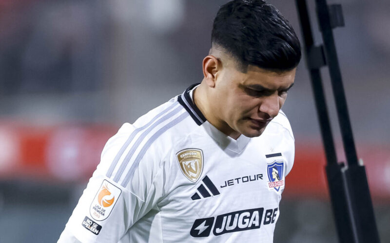 Primer plano de Claudio Aquino cabizbajo con la camiseta de Colo-Colo.