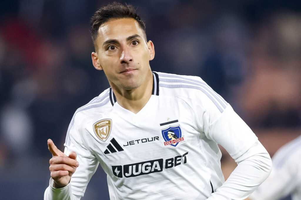 Primer plano de Javier Correa celebrando un gol por Colo-Colo.
