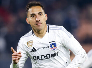 Primer plano de Javier Correa celebrando un gol por Colo-Colo.