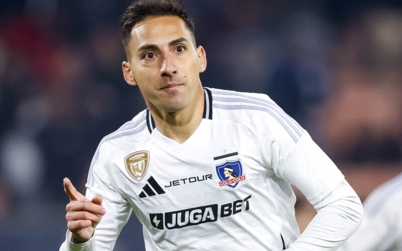 Primer plano de Javier Correa celebrando un gol por Colo-Colo.