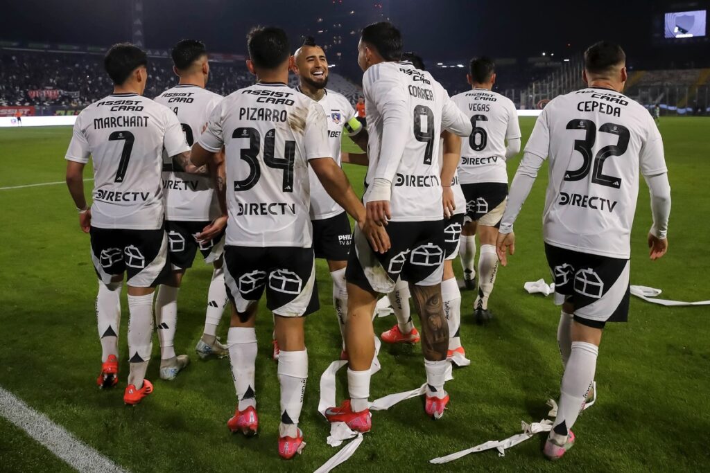 Jugadores de Colo-Colo celebrando un gol.