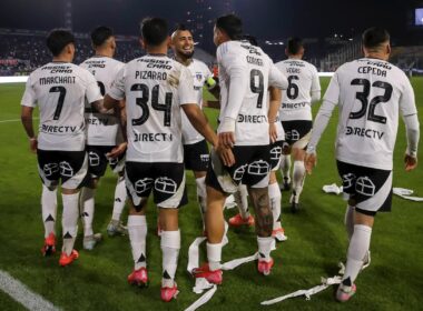 Jugadores de Colo-Colo celebrando un gol.