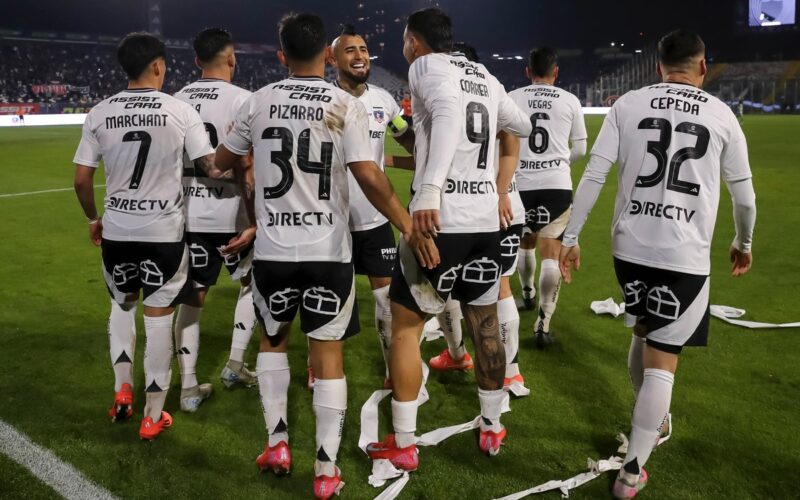 Jugadores de Colo-Colo celebrando un gol.