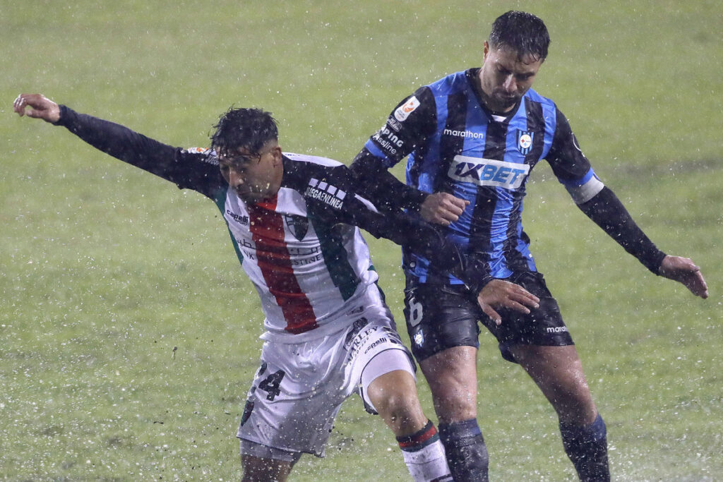 Jugadores de Huachipato y Palestino disputando un balón.