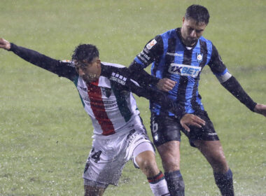 Jugadores de Huachipato y Palestino disputando un balón.