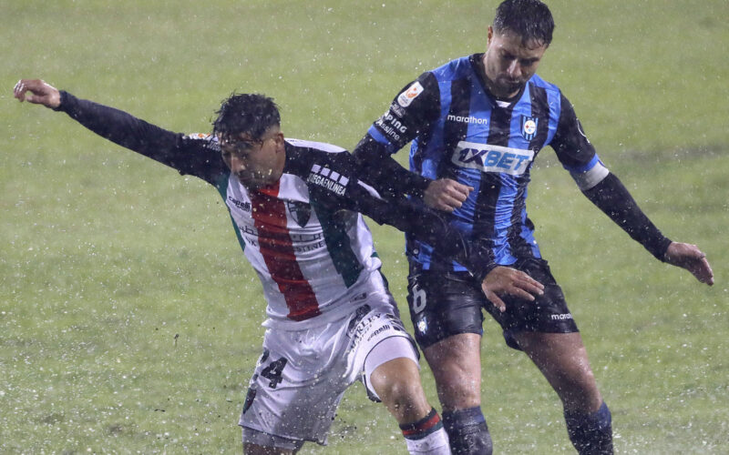 Jugadores de Huachipato y Palestino disputando un balón.
