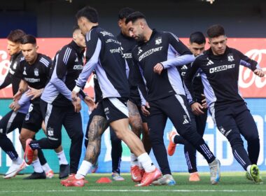 Jugadores de Colo-Colo calentando antes del partido ante Audax Italiano.