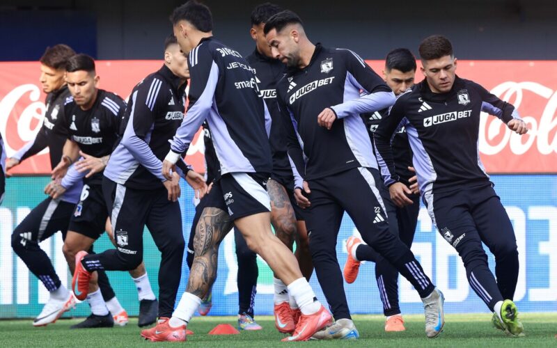 Jugadores de Colo-Colo calentando antes del partido ante Audax Italiano.