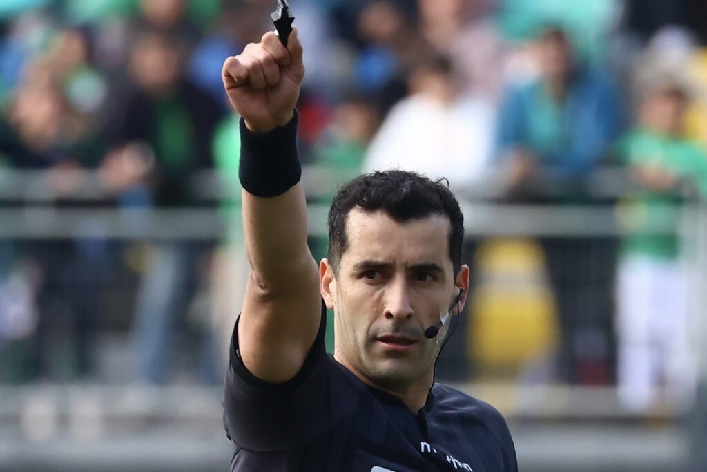 Vejar arbitrando el Colo-Colo vs Audax.