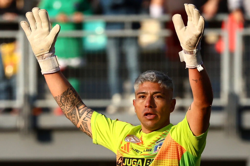 Brayan Cortés con los brazos en alto vistiendo la camiseta de Colo-Colo.