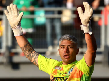 Brayan Cortés con los brazos en alto vistiendo la camiseta de Colo-Colo.