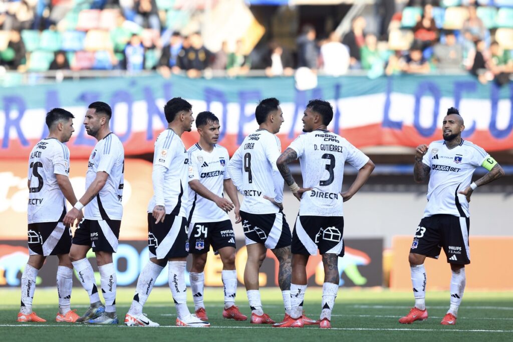 Jugadores de Colo-Colo tras el primer tiempo frente a Audax.