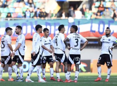 Jugadores de Colo-Colo tras el primer tiempo frente a Audax.